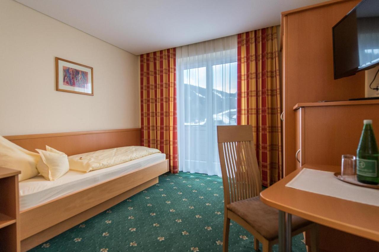 Pension Elisabeth Russbach am Pass Gschutt Ruang foto