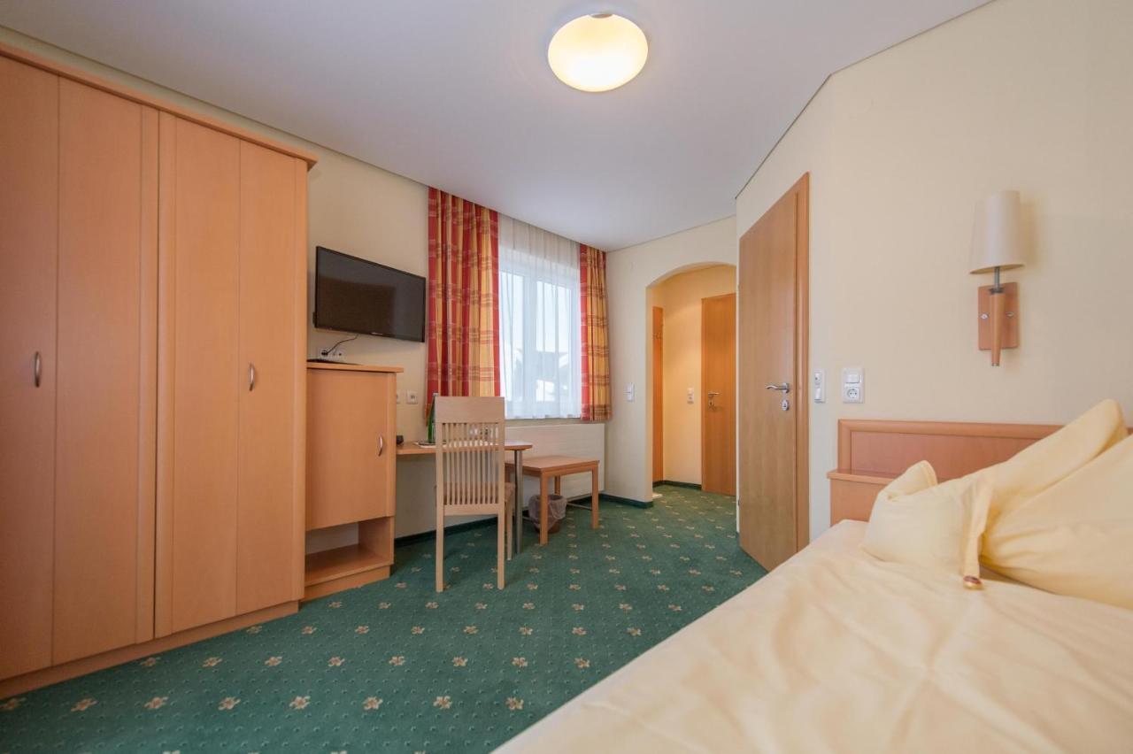 Pension Elisabeth Russbach am Pass Gschutt Ruang foto