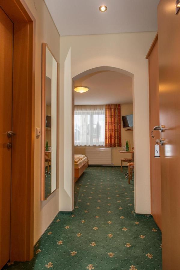 Pension Elisabeth Russbach am Pass Gschutt Ruang foto